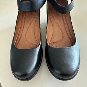 Ladies Clarks black leather shoes elevated heigth sole